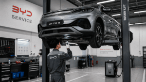 Kỹ thuật viên BYD đang kiểm tra xe Atto 3 trên cầu nâng tại xưởng dịch vụ